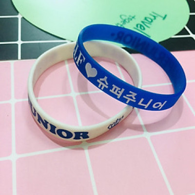 VÒNG TAY. LẮC TAY CAO SU SUPERJUNIOR KPOP COMBO 2 CÁI XANH TRẮNG