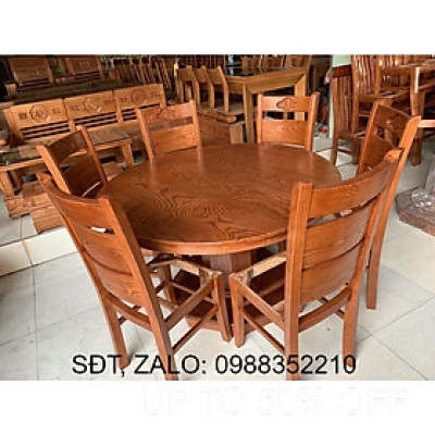 Bàn ăn tròn gỗ sồi kiểm tra hàng trước khi thanh toán