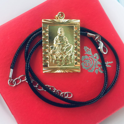 Set Mặt Dây Chuyền Mạ Vàng 18K Đúc Hình Mẹ Quan Âm, Kèm dây đeo da và hộp đựng trang sức.