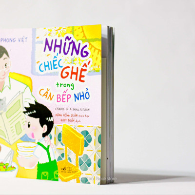 Những chiếc ghế trong căn bếp nhỏ