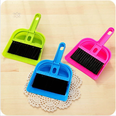 Dụng cụ vệ sinh nhà cửa thông minh 2 trong 1, chổi quét dọn mini kèm đồ hốt rác giúp dọn sạch bụi bám trên máy tính, góc tủ, cửa sổ,... GROFA- giao màu ngẫu nhiên 