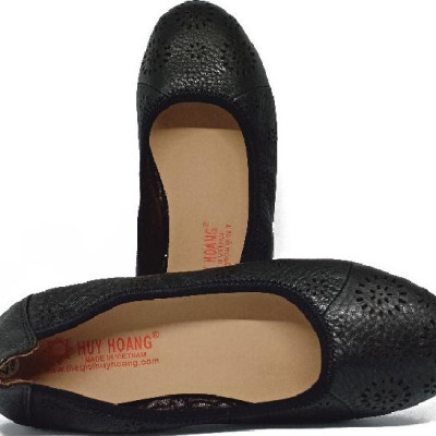 Giày nữ hoa văn Huy Hoàng da bò màu đen HT7948