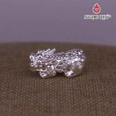Charm bạc tỳ hưu họa tiết xỏ ngang - Ngọc Quý Gemstones