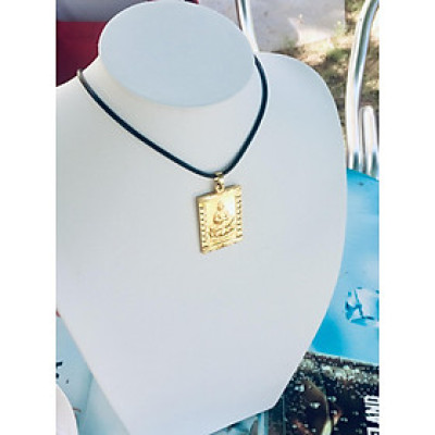 Set Mặt Dây Chuyền Mạ Vàng 18K Đúc Hình Mẹ Quan Âm, Kèm dây đeo da và hộp đựng trang sức.