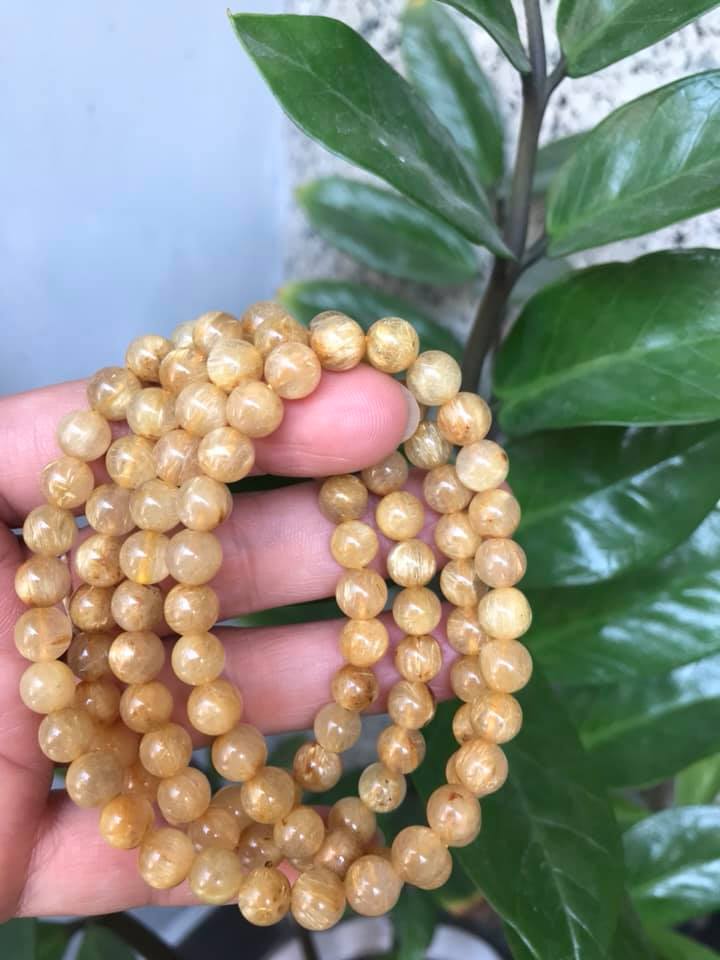 VÒNG TAY ĐÁ THẠCH ANH TÓC VÀNG TỰ NHIÊN SẠCH ĐẸP 108 HẠT SIZE VÒNG 7MM 100% ĐÁ THIÊN NHIÊN NỮ MỆNH KIM MỆNH THỔ MỆNH THỦY ĐEO KIỂU QUẤN TAY RẤT SANG RẤT XINH Ạ