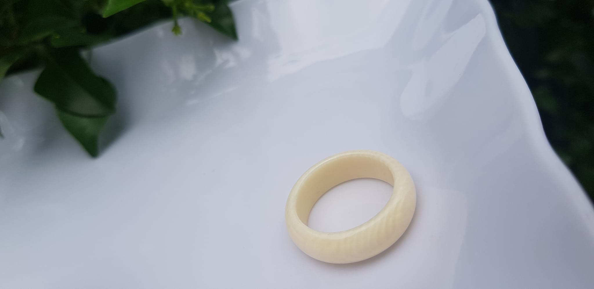 Nhẫn Nam tay nhỏ và nữ Nhẫn Ni 17mm x cao 6mm x dầy 3mm Màu trắng Ngọc Ngà vân tự nhiên đẹp sang tay ạ