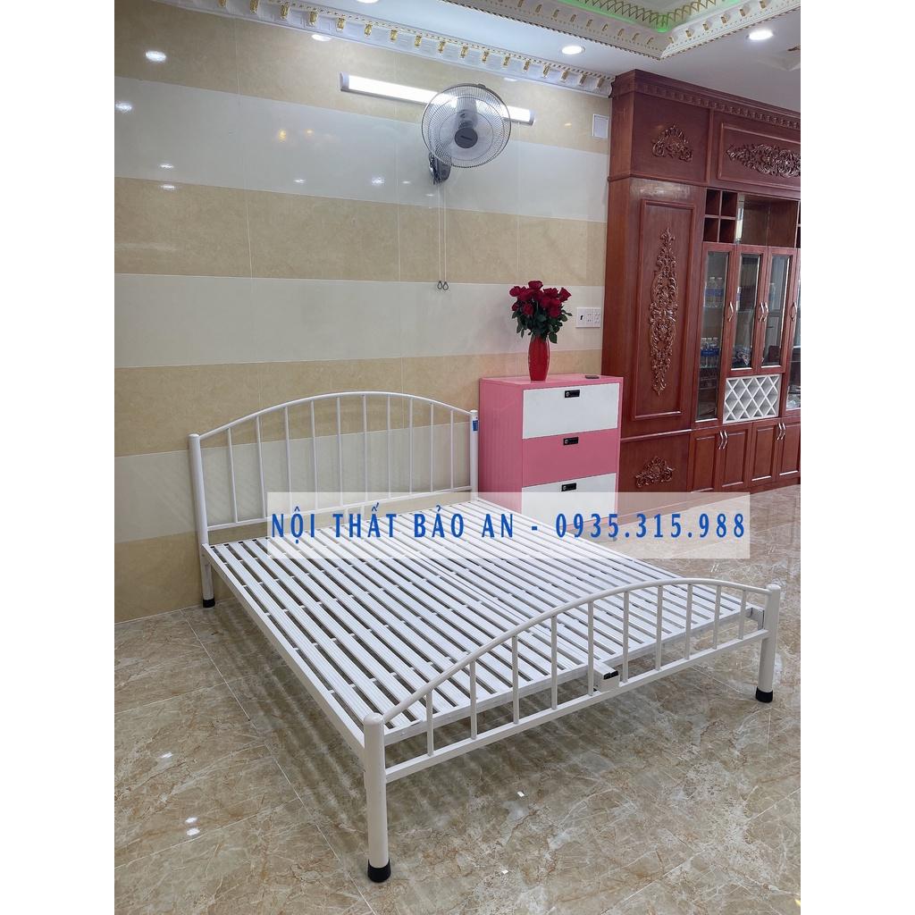 Giường sắt mỹ nghệ cong 1m6x2m BẢO AN