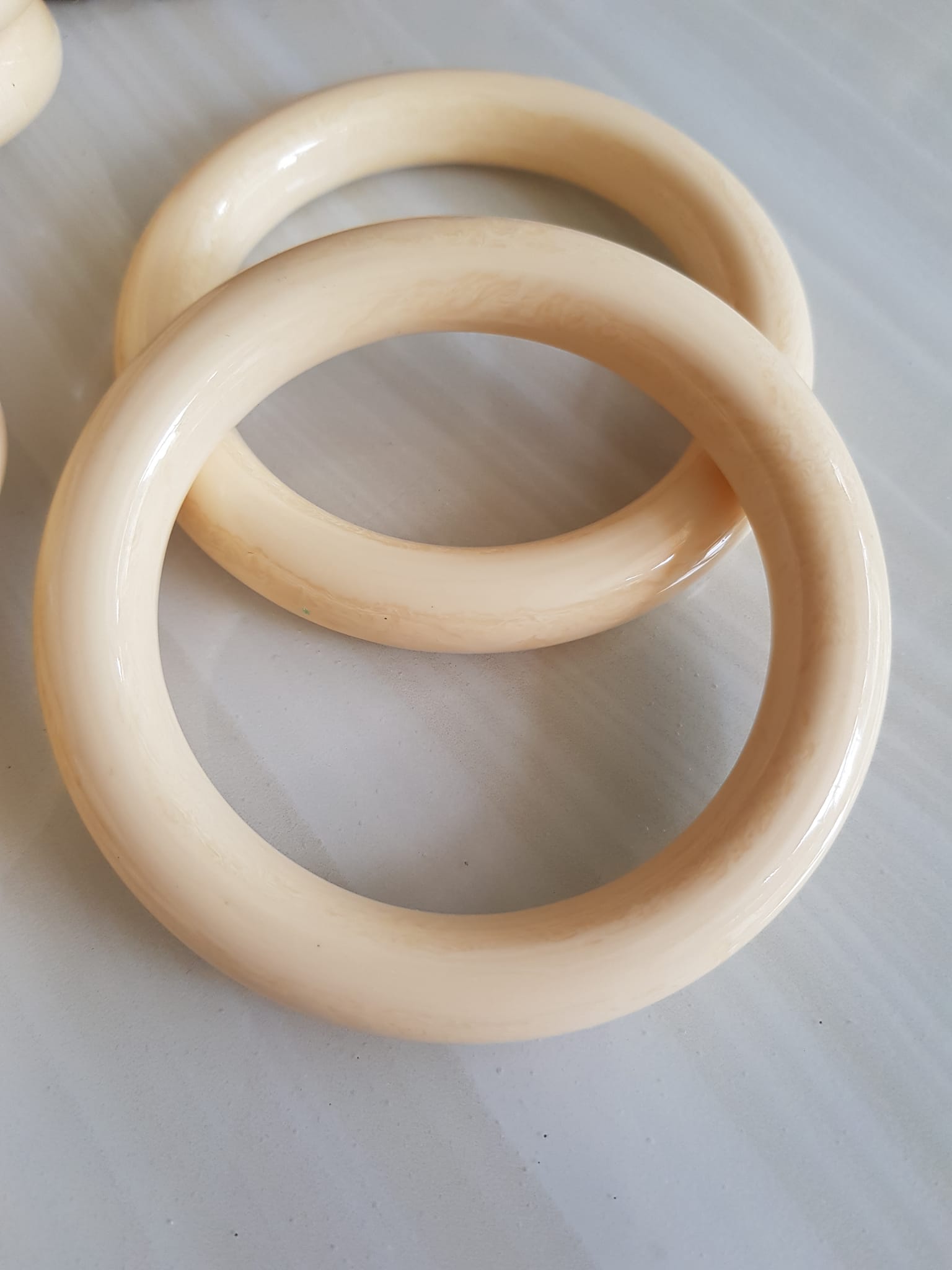 Vòng Đeo Tay Size Nam Cọng Tròn Giả Ngà Hay Gọi là XƯƠNG MỸ NGHỆ Vòng Ni 65mm x cọng 12mm màu Trắng full vân đều đẹp Các Anh Nam tay lớn 70kg - 82kg đeo đẹp ạ