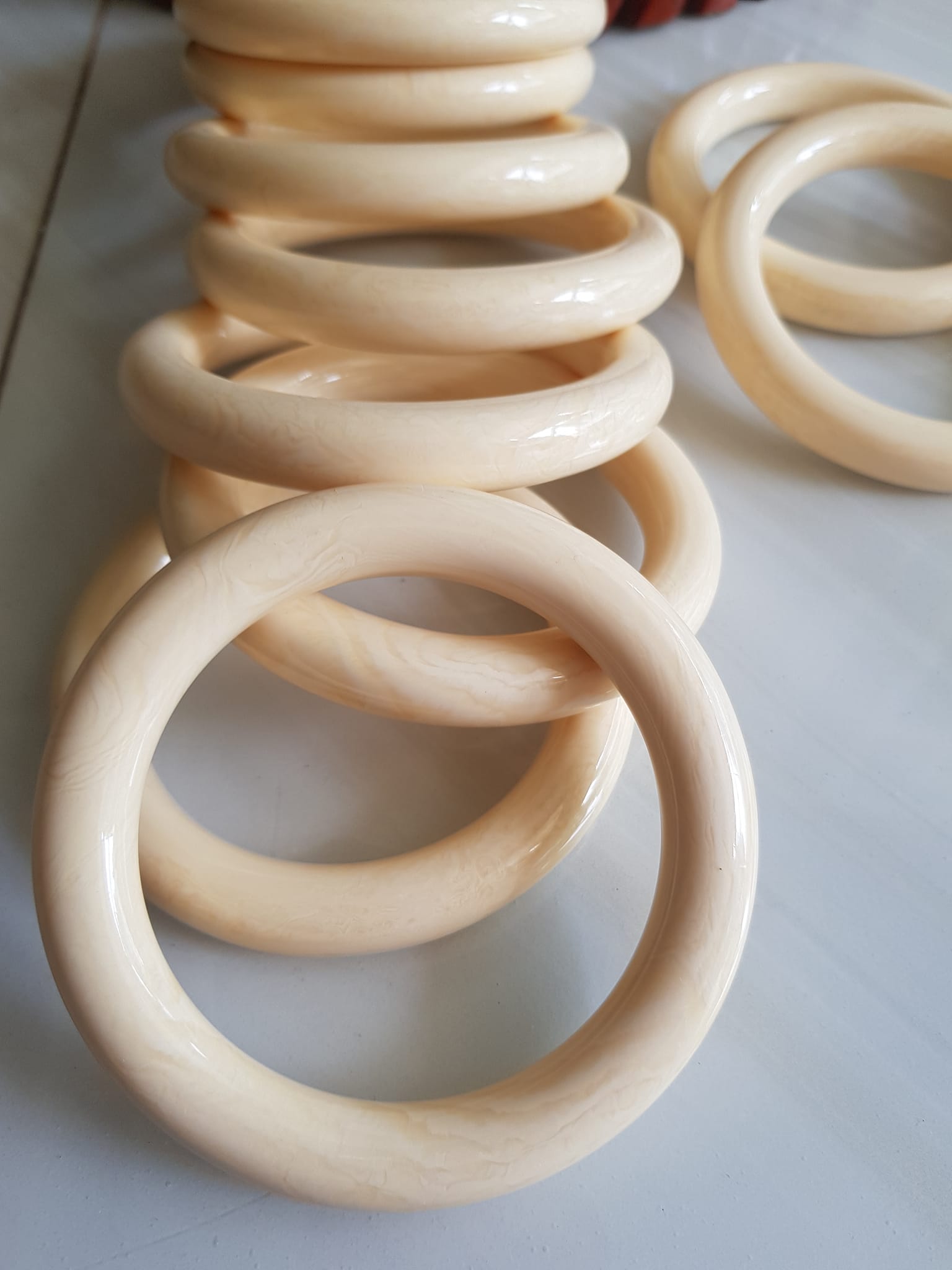 Vòng Đeo Tay Size Nam Cọng Tròn Giả Ngà Hay Gọi là XƯƠNG MỸ NGHỆ Vòng Ni 65mm x cọng 12mm màu Trắng full vân đều đẹp Các Anh Nam tay lớn 70kg - 82kg đeo đẹp ạ