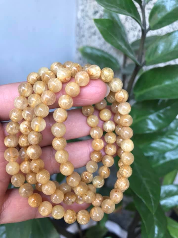 VÒNG TAY ĐÁ THẠCH ANH TÓC VÀNG TỰ NHIÊN SẠCH ĐẸP 108 HẠT SIZE VÒNG 7MM 100% ĐÁ THIÊN NHIÊN NỮ MỆNH KIM MỆNH THỔ MỆNH THỦY ĐEO KIỂU QUẤN TAY RẤT SANG RẤT XINH Ạ