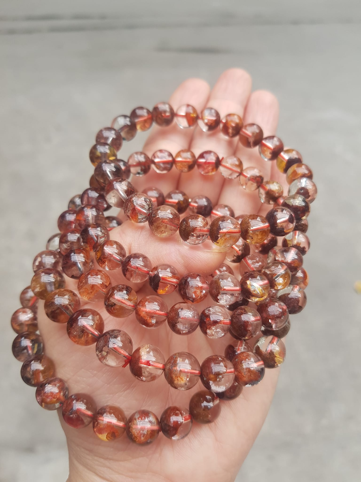 Vòng Tay Phong Thủy Nữ Đá Thạch Anh Ưu Linh Tự Nhiên Bóng Đẹp Size hạt 9mm Màu nâu trắng bóng tự nhiên sang trọng hợp nữ mệnh thổ mệnh kim đeo tốt sức khỏe, hợp tuổi hợp mệnh hợp làm ăn may mắn ạ