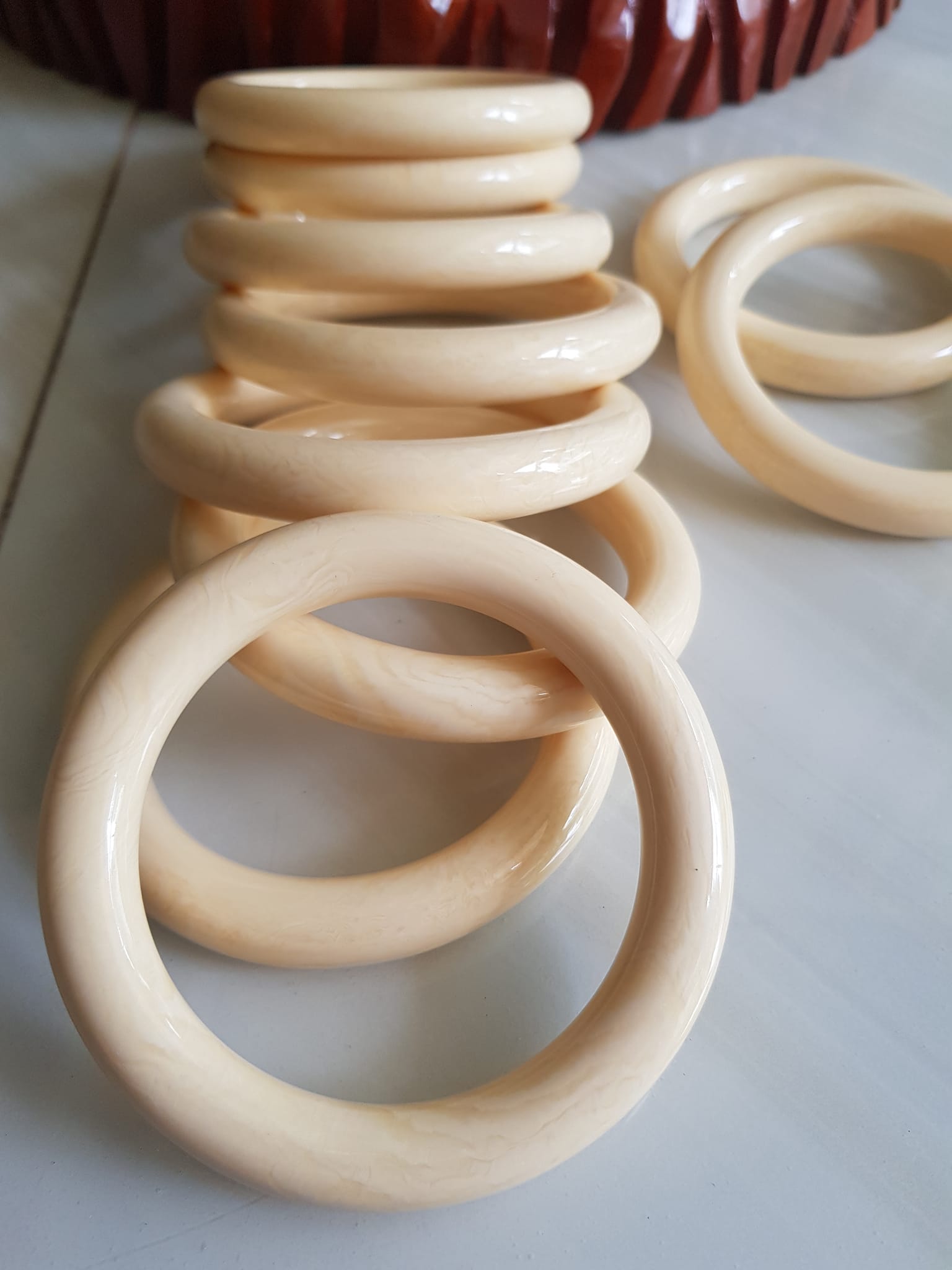 Vòng Đeo Tay Size Nam Cọng Tròn Giả Ngà Hay Gọi là XƯƠNG MỸ NGHỆ Vòng Ni 65mm x cọng 12mm màu Trắng full vân đều đẹp Các Anh Nam tay lớn 70kg - 82kg đeo đẹp ạ