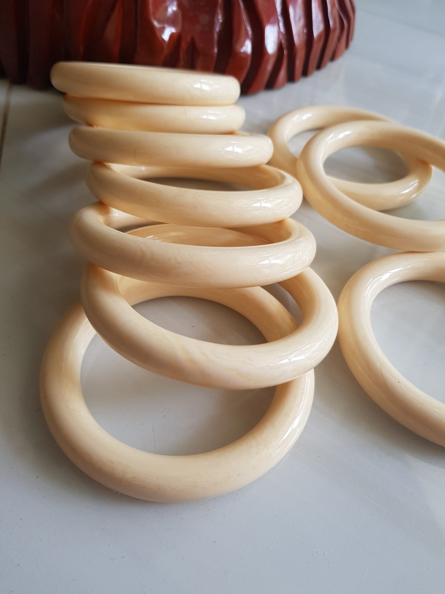 Vòng Đeo Tay Size Nam Cọng Tròn Giả Ngà Hay Gọi là XƯƠNG MỸ NGHỆ Vòng Ni 65mm x cọng 12mm màu Trắng full vân đều đẹp Các Anh Nam tay lớn 70kg - 82kg đeo đẹp ạ