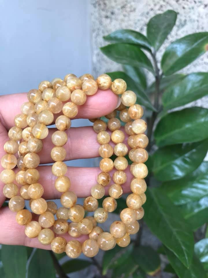 VÒNG TAY ĐÁ THẠCH ANH TÓC VÀNG TỰ NHIÊN SẠCH ĐẸP 108 HẠT SIZE VÒNG 7MM 100% ĐÁ THIÊN NHIÊN NỮ MỆNH KIM MỆNH THỔ MỆNH THỦY ĐEO KIỂU QUẤN TAY RẤT SANG RẤT XINH Ạ