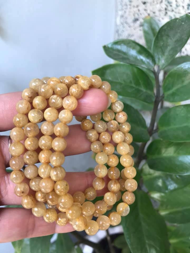 VÒNG TAY ĐÁ THẠCH ANH TÓC VÀNG TỰ NHIÊN SẠCH ĐẸP 108 HẠT SIZE VÒNG 7MM 100% ĐÁ THIÊN NHIÊN NỮ MỆNH KIM MỆNH THỔ MỆNH THỦY ĐEO KIỂU QUẤN TAY RẤT SANG RẤT XINH Ạ