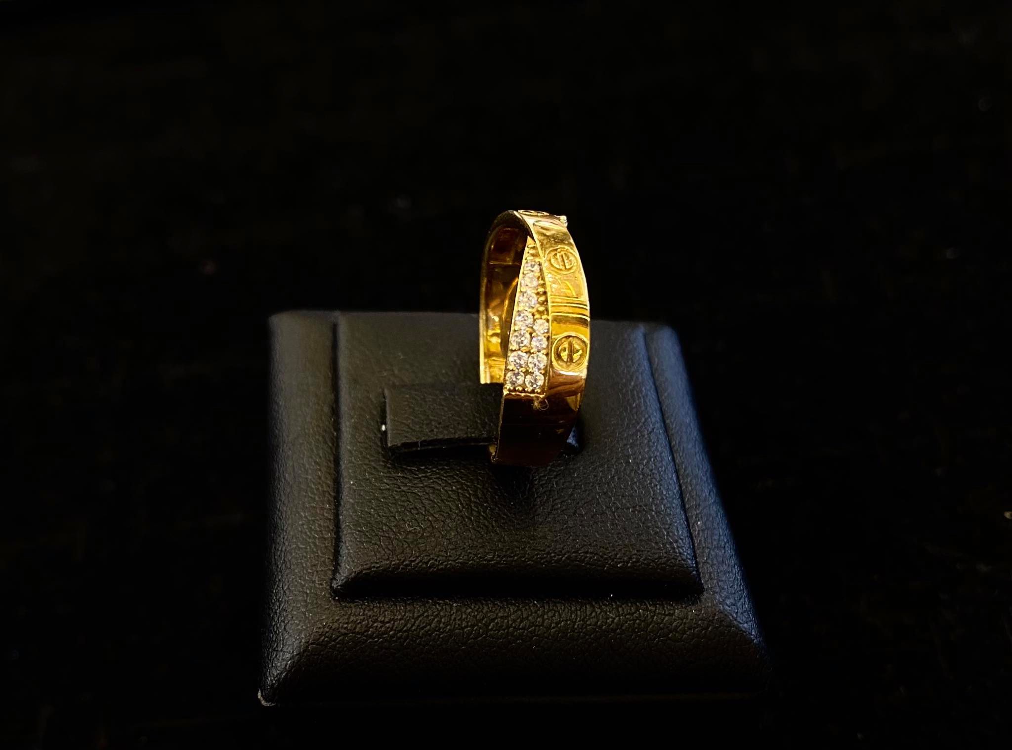 nhẫn vàng 18k đường chéo sang trọng