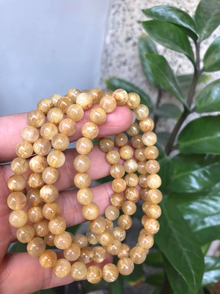 VÒNG TAY ĐÁ THẠCH ANH TÓC VÀNG TỰ NHIÊN SẠCH ĐẸP 108 HẠT SIZE VÒNG 7MM 100% ĐÁ THIÊN NHIÊN NỮ MỆNH KIM MỆNH THỔ MỆNH THỦY ĐEO KIỂU QUẤN TAY RẤT SANG RẤT XINH Ạ