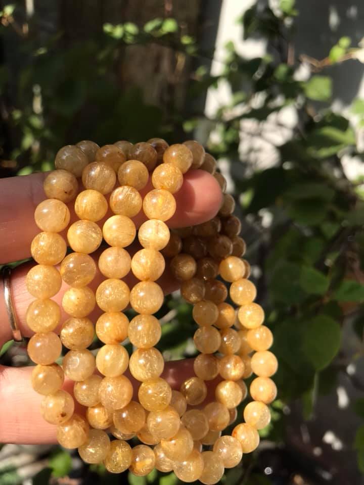 VÒNG TAY ĐÁ THẠCH ANH TÓC VÀNG TỰ NHIÊN SẠCH ĐẸP 108 HẠT SIZE VÒNG 7MM 100% ĐÁ THIÊN NHIÊN NỮ MỆNH KIM MỆNH THỔ MỆNH THỦY ĐEO KIỂU QUẤN TAY RẤT SANG RẤT XINH Ạ