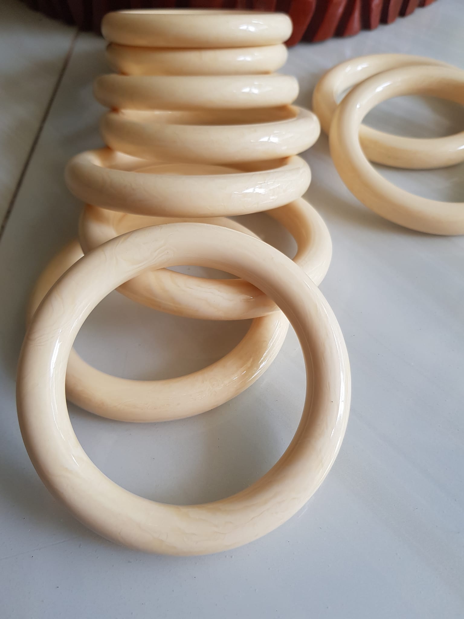Vòng Đeo Tay Size Nam Cọng Tròn Giả Ngà Hay Gọi là XƯƠNG MỸ NGHỆ Vòng Ni 65mm x cọng 12mm màu Trắng full vân đều đẹp Các Anh Nam tay lớn 70kg - 82kg đeo đẹp ạ