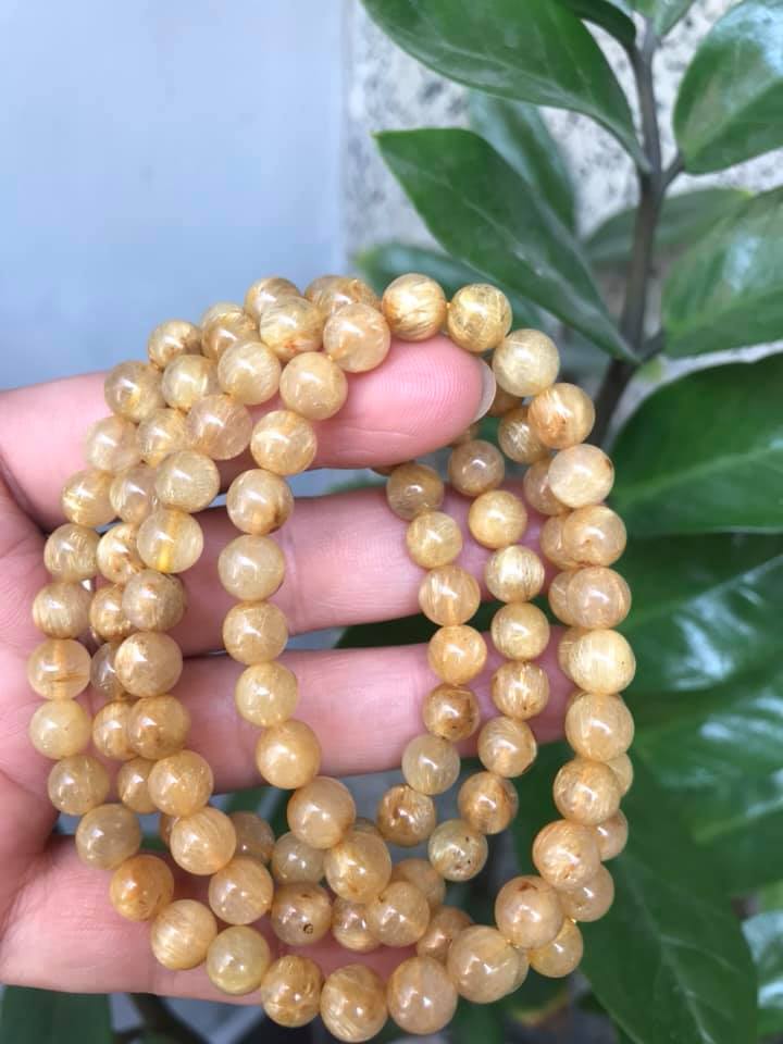 VÒNG TAY ĐÁ THẠCH ANH TÓC VÀNG TỰ NHIÊN SẠCH ĐẸP 108 HẠT SIZE VÒNG 7MM 100% ĐÁ THIÊN NHIÊN NỮ MỆNH KIM MỆNH THỔ MỆNH THỦY ĐEO KIỂU QUẤN TAY RẤT SANG RẤT XINH Ạ