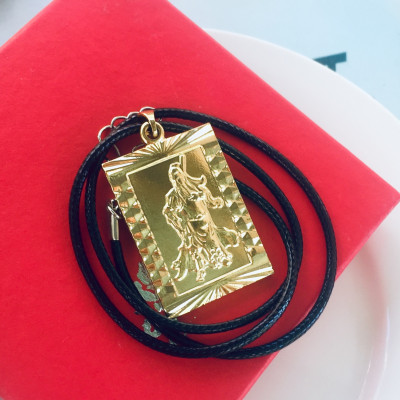 Set Mặt Dây Chuyền Mạ Vàng 18K Đúc Hình Quan Công, Kèm dây đeo da và hộp đựng trang sức.