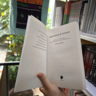 Sách - Superstition and Science: Mystics, sceptics, truth-seekers and charlatans by Derek Wilson - History/ Nonfiction/ Science In English