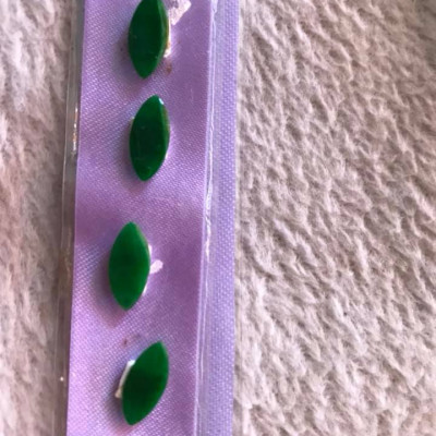 BỘ TRANG SỨC LẮC TAY HẠT DƯA NHỎ  MÀU XANH NGỌC TƯƠI ĐẸP Dài 12mm x đk 5,7mm  ĐÁ CẨM THẠCH TỰ NHIÊN bản mỏng NỮ LÀM LẮC Ạ