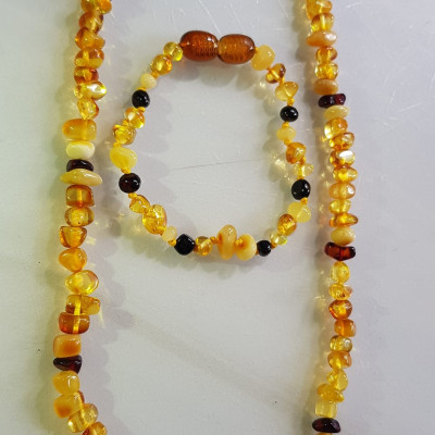 Bộ Vòng Nữ Đeo Tay và vòng đeo Cổ dành cho tất cả Em bé gái đá hổ phách vàng anh tự nhiên kiểu mới rất đẹp các bé gái từ 1 tuổi đến 10 tuổi nhe Các Mom các Mẹ ơi hãy tặng cho các con cháu mình đeo với tông màu vàng anh sang trọng tươi trẻ sang trọng ạ