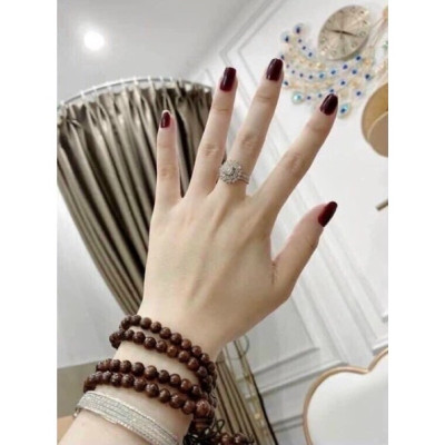 Vòng  tay  trầm  108 hạt  kèm lá bồ đề , có hộp đựng  bằng gấm cao cấp , phù hợp  cho cả nam và nữ 