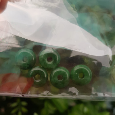 Bộ 5 đồng tiền đá cẩm thạch tự nhiên xanh ngọc đậm đều đẹp  Nữ Phối vòng tay,mặt dây chuyền vàng đeo cực kỳ xinh xắn ạ  Size hạt 9mm x dầy 3,8mm x lỗ ở giữa đk 2mm mệnh Thủy Mộc Hỏa ạ
