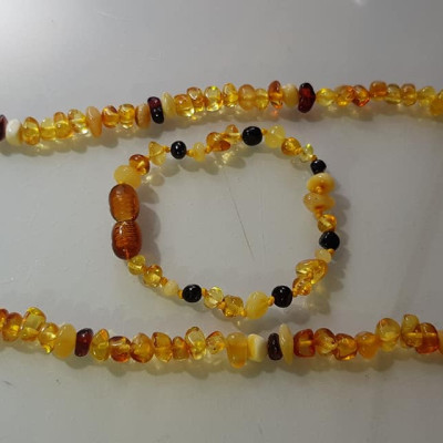 Bộ Vòng Nữ Đeo Tay và vòng đeo Cổ dành cho tất cả Em bé gái đá hổ phách vàng anh tự nhiên kiểu mới rất đẹp các bé gái từ 1 tuổi đến 10 tuổi nhe Các Mom các Mẹ ơi hãy tặng cho các con cháu mình đeo với tông màu vàng anh sang trọng tươi trẻ sang trọng ạ