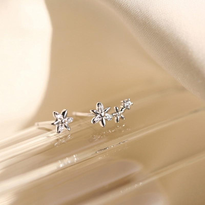 Khuyên tai bạc 925 nụ cọc cạch 1 bên 3 hoa 1 bên 1 hoa xinh xắn độc lạ Dế Bạc - K5840