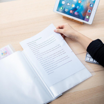 File Lá A4 Deli - EZ55002/EZ55102/EZ55202 Bằng Nhựa - Giao Mẫu Ngẫu Nhiên