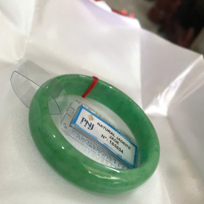 Vòng Tay Nữ Đá Ngọc Cẩm Thạch Tự Nhiên Bản Hẹ Sịn Đậu Lý Sao Ni 48mm Cao 12mm Dầy 6mm đã kiểm định kèm giấy chứng nhận P No 185034 Màu Xanh ngọc lý tươi bóng đều đẹp nữ tay nhỏ 35kg - 48kg ạ 