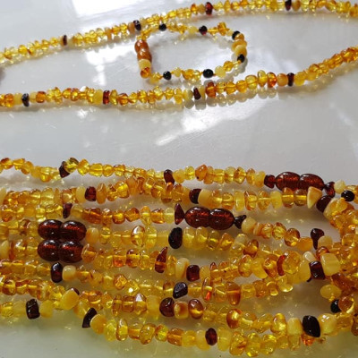 Bộ Vòng Nữ Đeo Tay và vòng đeo Cổ dành cho tất cả Em bé gái đá hổ phách vàng anh tự nhiên kiểu mới rất đẹp các bé gái từ 1 tuổi đến 10 tuổi nhe Các Mom các Mẹ ơi hãy tặng cho các con cháu mình đeo với tông màu vàng anh sang trọng tươi trẻ sang trọng ạ