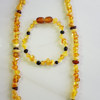 Bộ Vòng Nữ Đeo Tay và vòng đeo Cổ dành cho tất cả Em bé gái đá hổ phách vàng anh tự nhiên kiểu mới rất đẹp các bé gái từ 1 tuổi đến 10 tuổi nhe Các Mom các Mẹ ơi hãy tặng cho các con cháu mình đeo với tông màu vàng anh sang trọng tươi trẻ sang trọng ạ