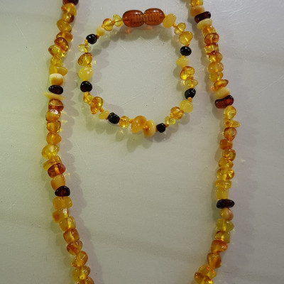 Bộ Vòng Nữ Đeo Tay và vòng đeo Cổ dành cho tất cả Em bé gái đá hổ phách vàng anh tự nhiên kiểu mới rất đẹp các bé gái từ 1 tuổi đến 10 tuổi nhe Các Mom các Mẹ ơi hãy tặng cho các con cháu mình đeo với tông màu vàng anh sang trọng tươi trẻ sang trọng ạ