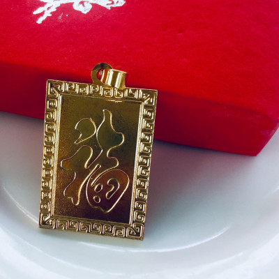 Set Mặt Dây Chuyền Mạ Vàng 18K Đúc Hình Quan Công, Kèm dây đeo da và hộp đựng trang sức.