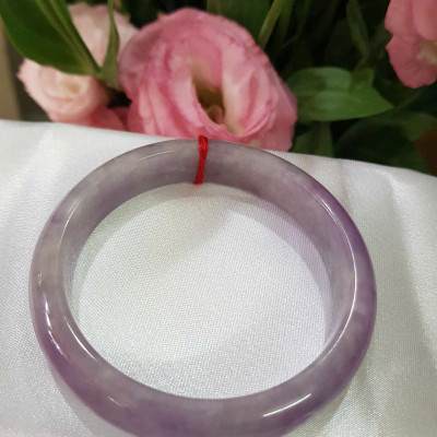 Vòng Cẩm Thạch mới Bản Hẹ Tím Nhẹ Ni 54mm Cao 12mm Dầy 7mm Màu tím nhẹ đều bóng đẹp Nữ mạng hỏa mạng thổ 50kg đến 55kg đeo ạ