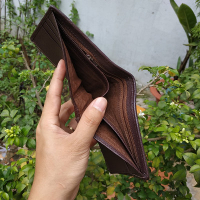 Ví Da Cá Sấu Thật. Da Bụng Cá Sấu Rất Mềm Và Bền. Size 12.5x9.5cm Để Vừa Giấy Tờ Cũ. Thiết Kế Dáng Ngang Dễ Sử Dụng