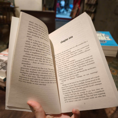 Sách - The Elephant Whisperer: Learning About Life, Loyalty and Freedom From a Remarkable Herd of Elephants by Lawrence Anthony