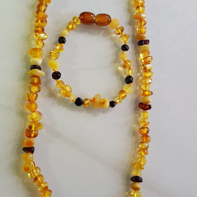 Bộ Vòng Nữ Đeo Tay và vòng đeo Cổ dành cho tất cả Em bé gái đá hổ phách vàng anh tự nhiên kiểu mới rất đẹp các bé gái từ 1 tuổi đến 10 tuổi nhe Các Mom các Mẹ ơi hãy tặng cho các con cháu mình đeo với tông màu vàng anh sang trọng tươi trẻ sang trọng ạ