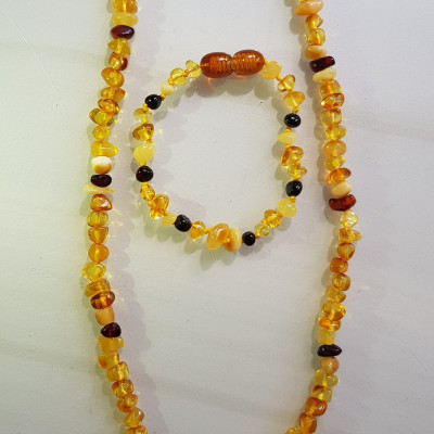 Bộ Vòng Nữ Đeo Tay và vòng đeo Cổ dành cho tất cả Em bé gái đá hổ phách vàng anh tự nhiên kiểu mới rất đẹp các bé gái từ 1 tuổi đến 10 tuổi nhe Các Mom các Mẹ ơi hãy tặng cho các con cháu mình đeo với tông màu vàng anh sang trọng tươi trẻ sang trọng ạ