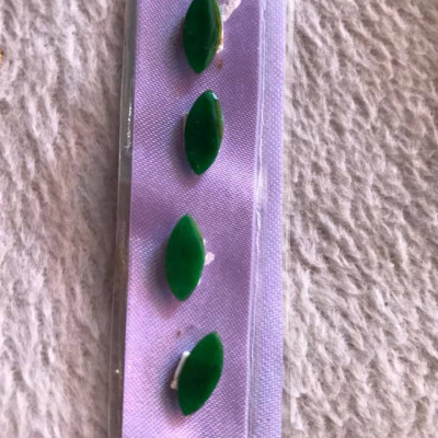 BỘ TRANG SỨC LẮC TAY HẠT DƯA NHỎ  MÀU XANH NGỌC TƯƠI ĐẸP Dài 12mm x đk 5,7mm  ĐÁ CẨM THẠCH TỰ NHIÊN bản mỏng NỮ LÀM LẮC Ạ