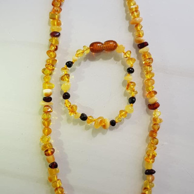 Bộ Vòng Nữ Đeo Tay và vòng đeo Cổ dành cho tất cả Em bé gái đá hổ phách vàng anh tự nhiên kiểu mới rất đẹp các bé gái từ 1 tuổi đến 10 tuổi nhe Các Mom các Mẹ ơi hãy tặng cho các con cháu mình đeo với tông màu vàng anh sang trọng tươi trẻ sang trọng ạ