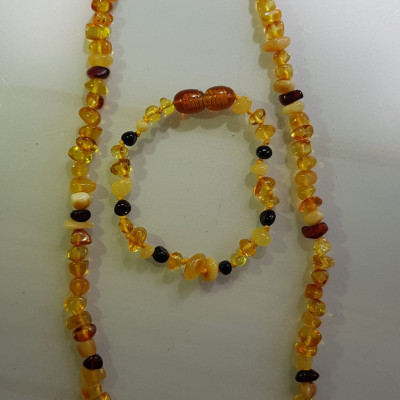 Bộ Vòng Nữ Đeo Tay và vòng đeo Cổ dành cho tất cả Em bé gái đá hổ phách vàng anh tự nhiên kiểu mới rất đẹp các bé gái từ 1 tuổi đến 10 tuổi nhe Các Mom các Mẹ ơi hãy tặng cho các con cháu mình đeo với tông màu vàng anh sang trọng tươi trẻ sang trọng ạ