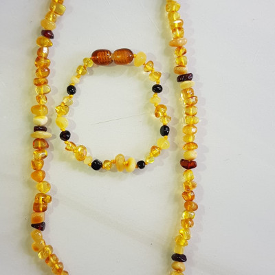 Bộ Vòng Nữ Đeo Tay và vòng đeo Cổ dành cho tất cả Em bé gái đá hổ phách vàng anh tự nhiên kiểu mới rất đẹp các bé gái từ 1 tuổi đến 10 tuổi nhe Các Mom các Mẹ ơi hãy tặng cho các con cháu mình đeo với tông màu vàng anh sang trọng tươi trẻ sang trọng ạ