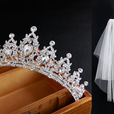 Set vương miện cô dâu, bông tai ngọc trai dài và lúp voan cài tóc cô dâu xinh đẹp
