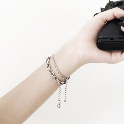 Lắc tay titan kim loại cá tính cho nam và nữ