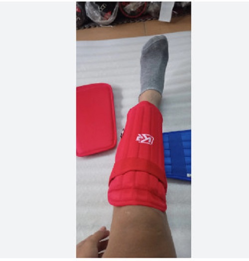 Đôi bảo vệ ống đồng KS533, bên trong lót EVA cực êm và chuyên dùng để bảo vệ chân khi tập luyện, thi đấu võ thuật.